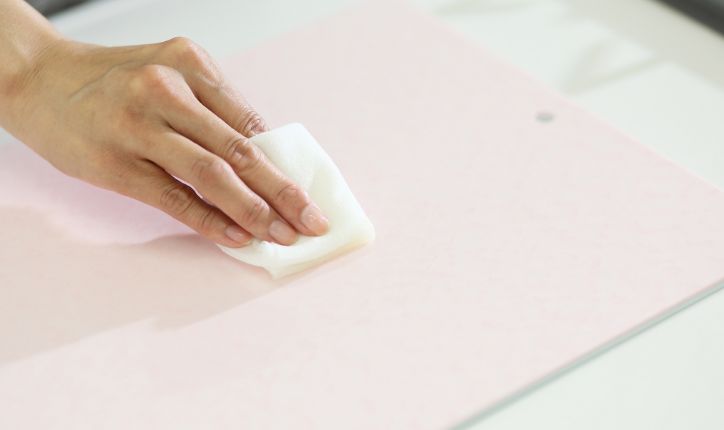 野菜や果物の色が付いてしまい、何日経っても洗い落とせない場合は、食用油を使って拭き取り、15分放置した後、上記❶の手順に戻ってください。